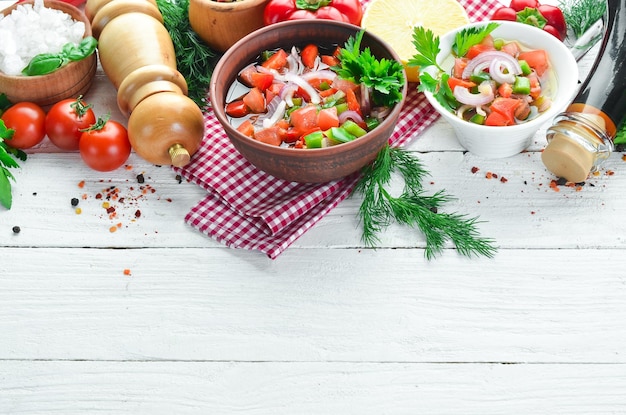 Świełe potrawy na drewnianym stole